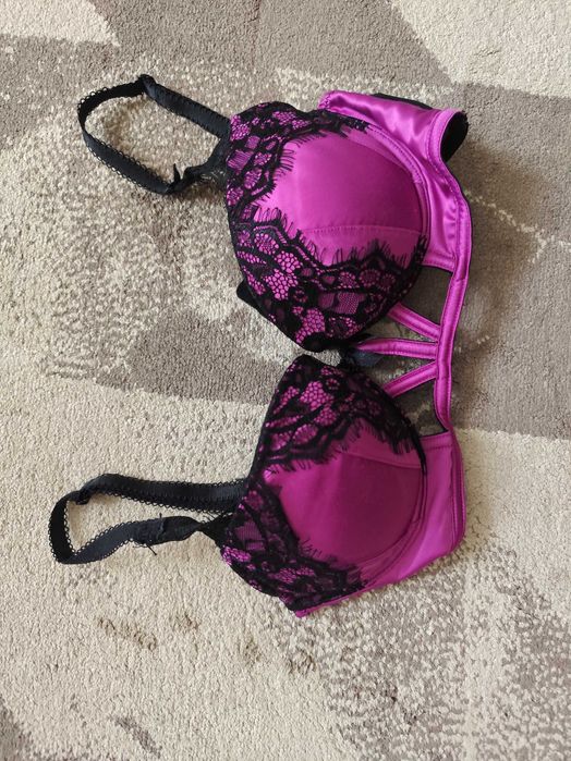 Różowy biustonosz z koronką 70D Ann summers