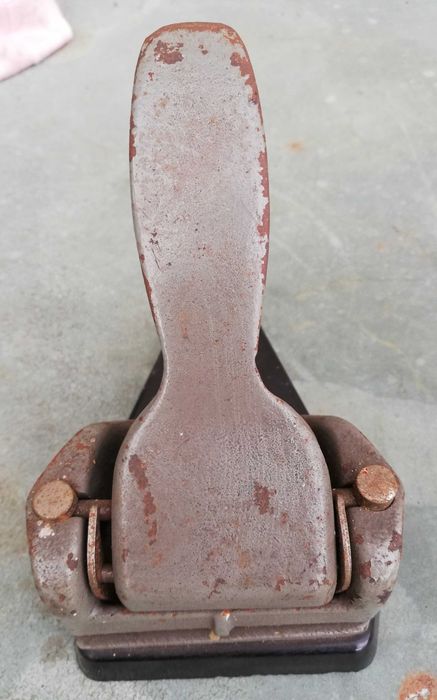 Dziurkacz z PRL firmy Delfin.