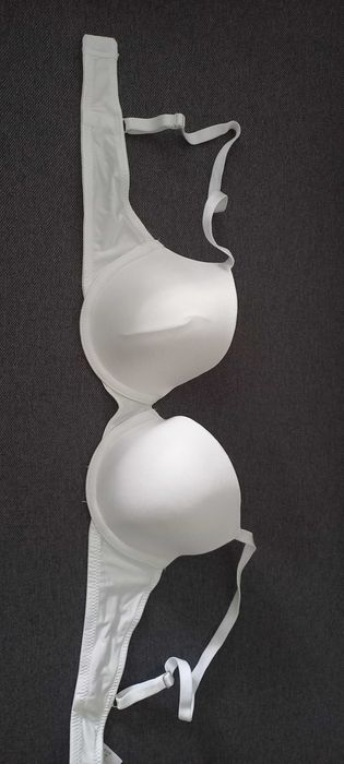 Бюст білого кольору