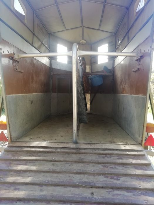 Reboque para transporte de cavalos