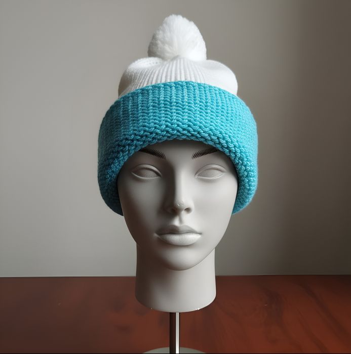 Czapka na drutach z pomponem ze sztucznego futra