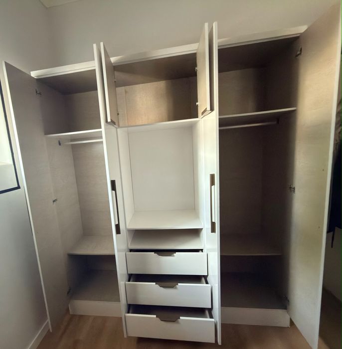 Jogo de quarto - Cama + Colchão + Roupeiro (Como Novo)