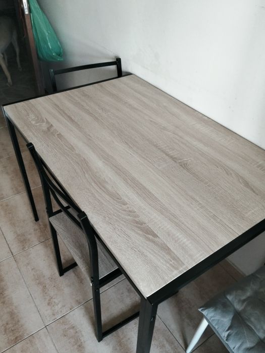 Mesa de cozinha com duas cadeiras