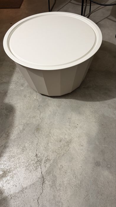 Cadeiroes de exterior e mesa com arrumacao