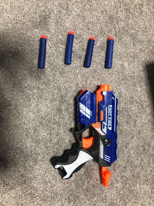 Niebieski nerf ze strzałkami
