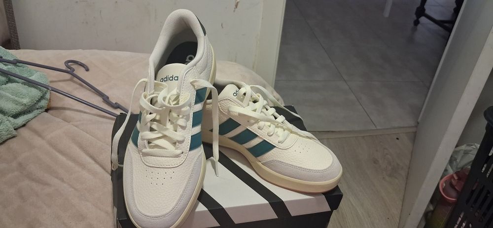 Ténis adidas  completamente novos