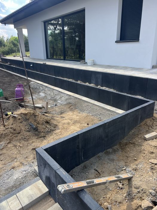 Układanie kostki brukowej usługi koparką