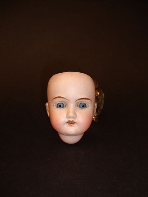 Boneca antiga, marcada