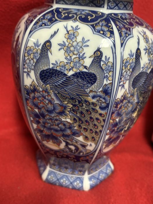 Pote em porcelana com pavoes