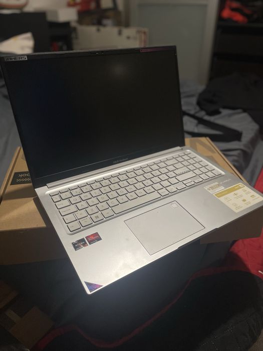 Asus VivoBook na Caixa