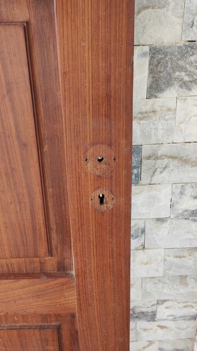 Portas de exterior em madeira maciça e portas de interior