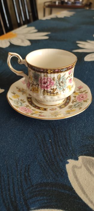 Conjunto de 1 chávena de chá e pires marca Queen Rosina Fine Bone