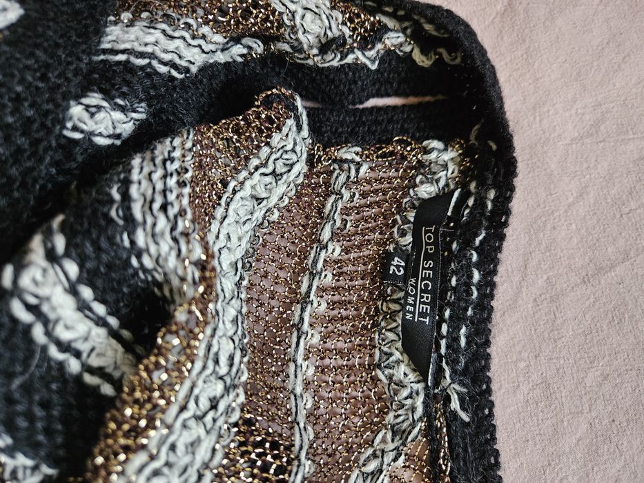 Ozdobny sweter że złotą nitką cienki rozm 42