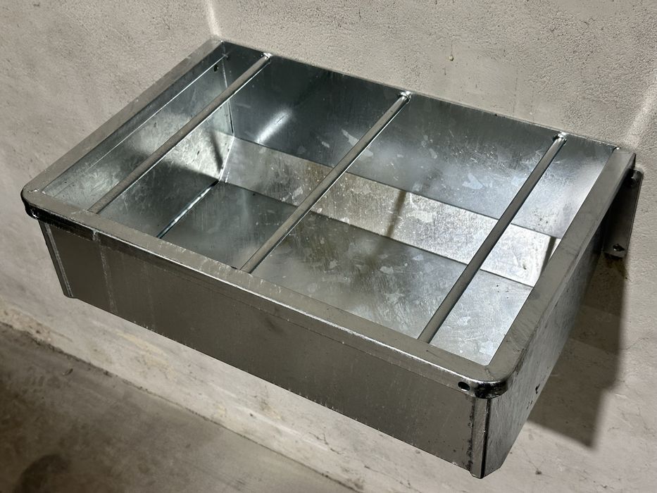 Koryto żłób narożny dla koni metal ocynk ogniowy