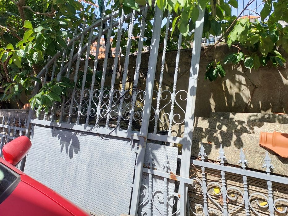 Portões e grada usados