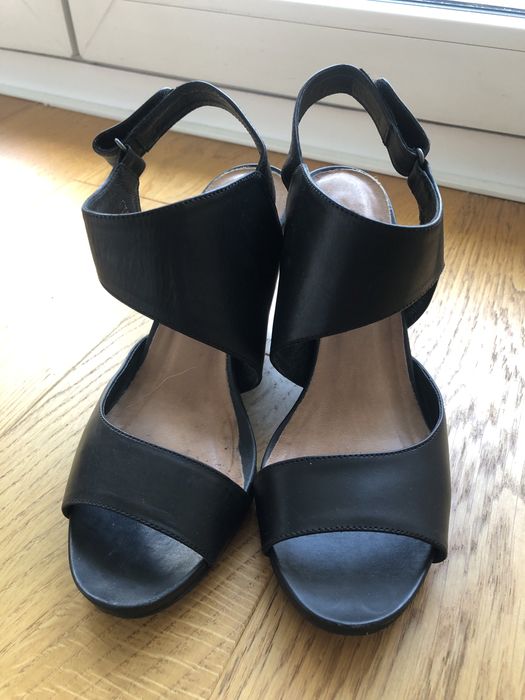 Sandały na koturnie Badura