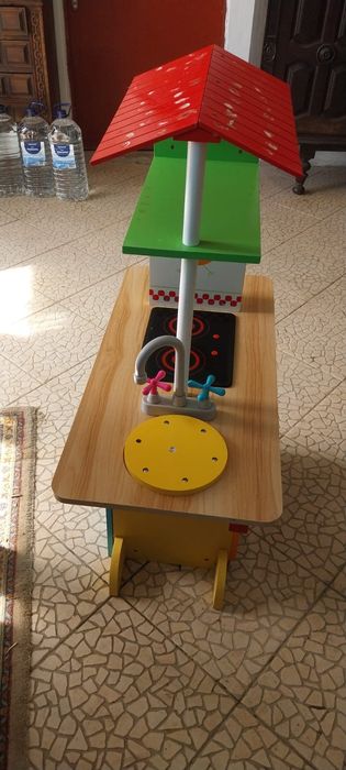 Cozinha e máquina lavar roupa criança