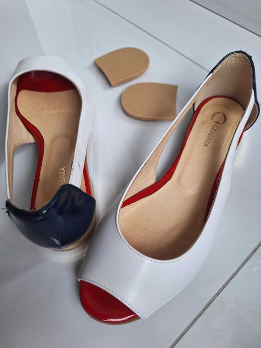 Skórzane biało-czerwono-granatowe baleriny z wycięciami r.38