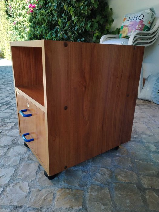 Armário de apoio a secretária
