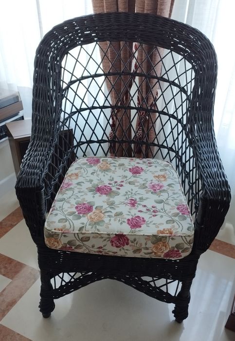 Cadeira de vime de braços e de costas altas