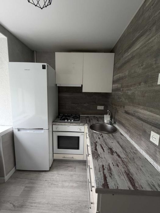 Продам 1 комнатную квартиру с капремонтом, 3-й этаж,газ,ул. Клочковская VI