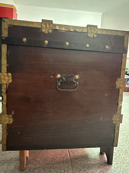 Baú de madeira com pormenores em dourado e preto