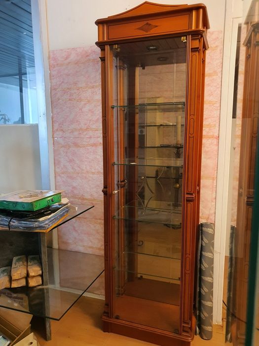 Movel/vitrine com partileiras em vidropara sala corredor