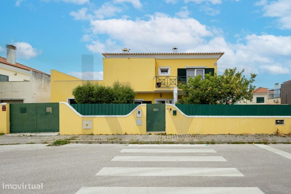 Moradia T5 em Azeitão com jardim, terraço e garagem box