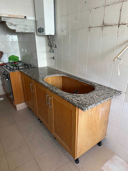 Cozinha completa 4,13m (móveis e bancada) – 225€