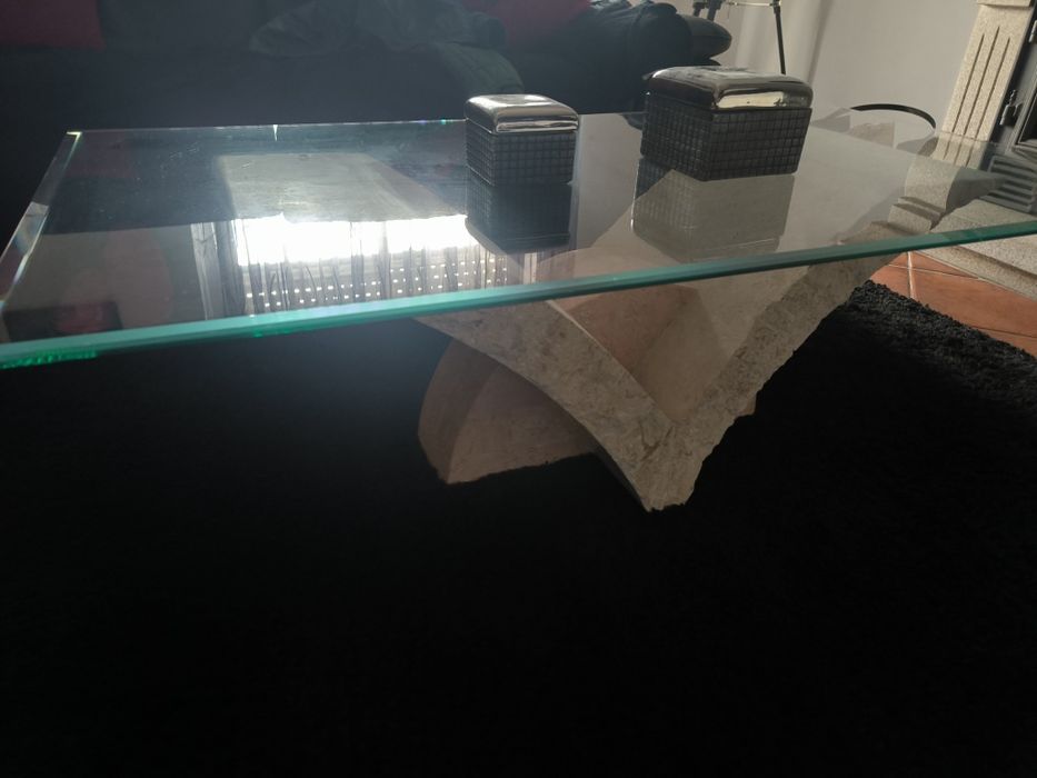 Mesa de centro em vidro com base em pedra