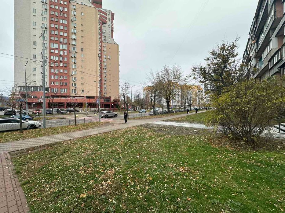 Фасадне приміщення в оренду на Березняках