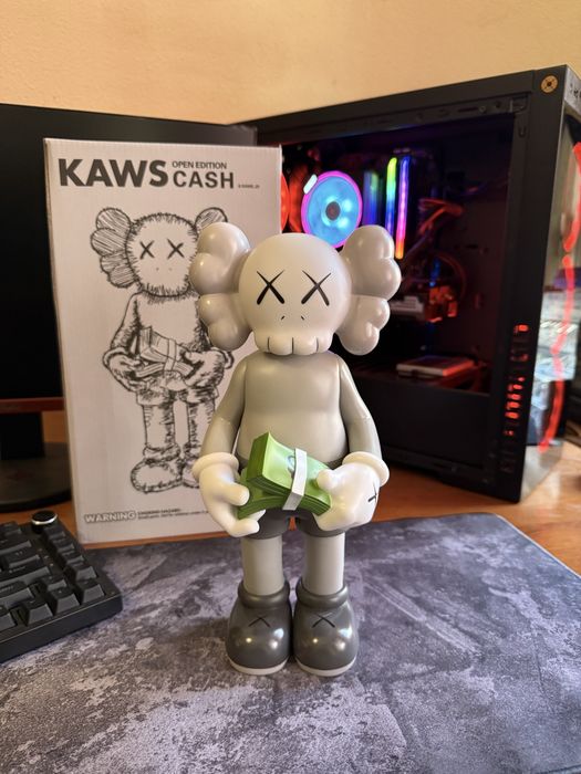 Boneco Kaws Cash