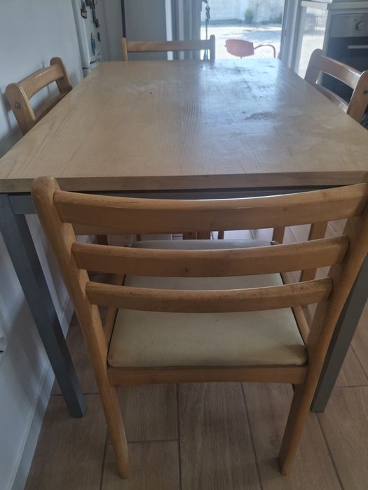 Mesa  com 3 cadeiras.