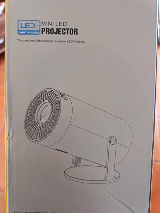 Mini Projetor Inteligente AMX100 (HD/Android 11/Wi-Fi 6) + Suporte – Como Novo