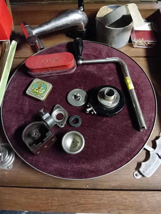 Stary gramofon szafkowy