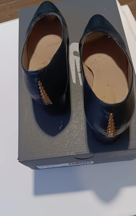 Sapatos de senhora pretos, número 37.