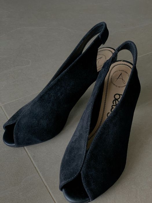 Туфлі з відкритим пальцем