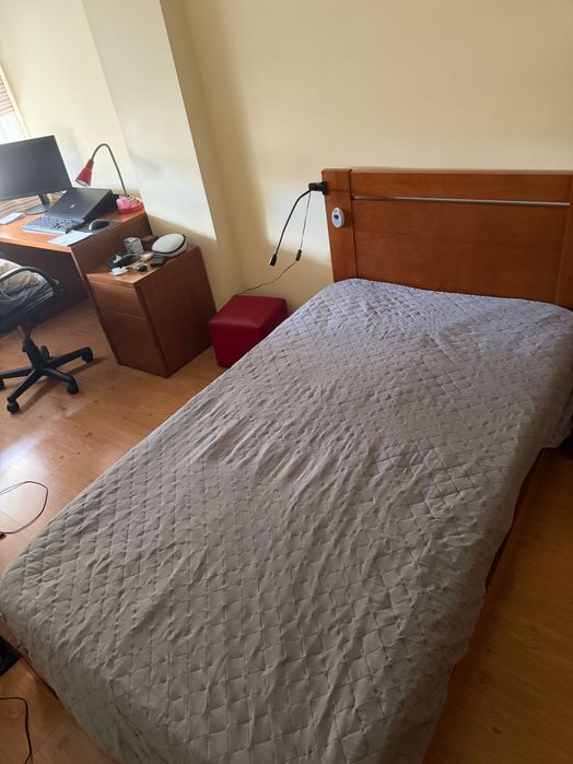 Cama de corpo e meio com estrado – 50 €