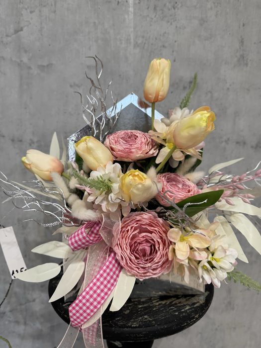 Elegancki flowerbox z srebrnej kopercie.