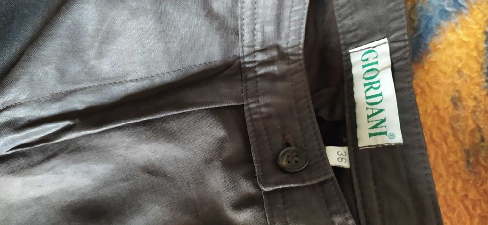 Połyskujące spodnie z szerokimi nogawkami