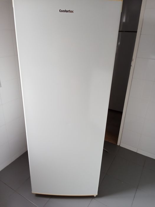 Arca vertical em bom estado