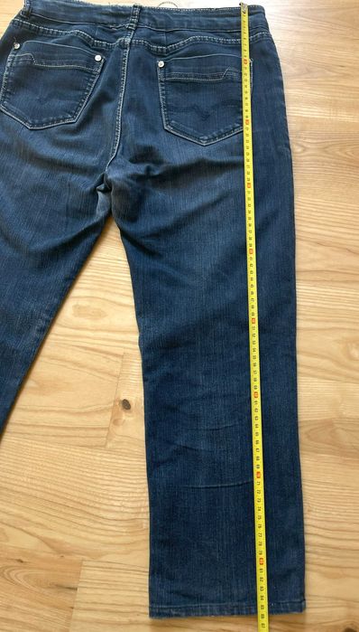 Ciemnogranatowe jeansy damskie, prosty fason