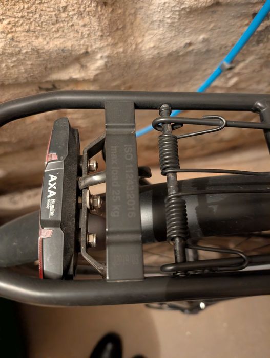 rower trekkingowy damski biały brązowe siedzisko bagażnik