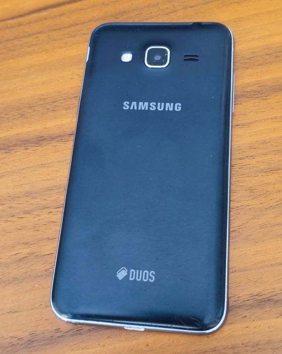 Samsung J3 2016 8gb desbloqueado, com o écran partido, mas ainda funcional. A traseira está em bom estado.
