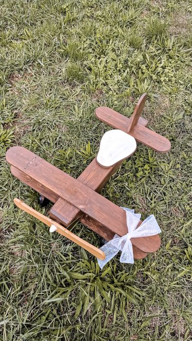 Avião feito em madeira com 70 cm de comprimento