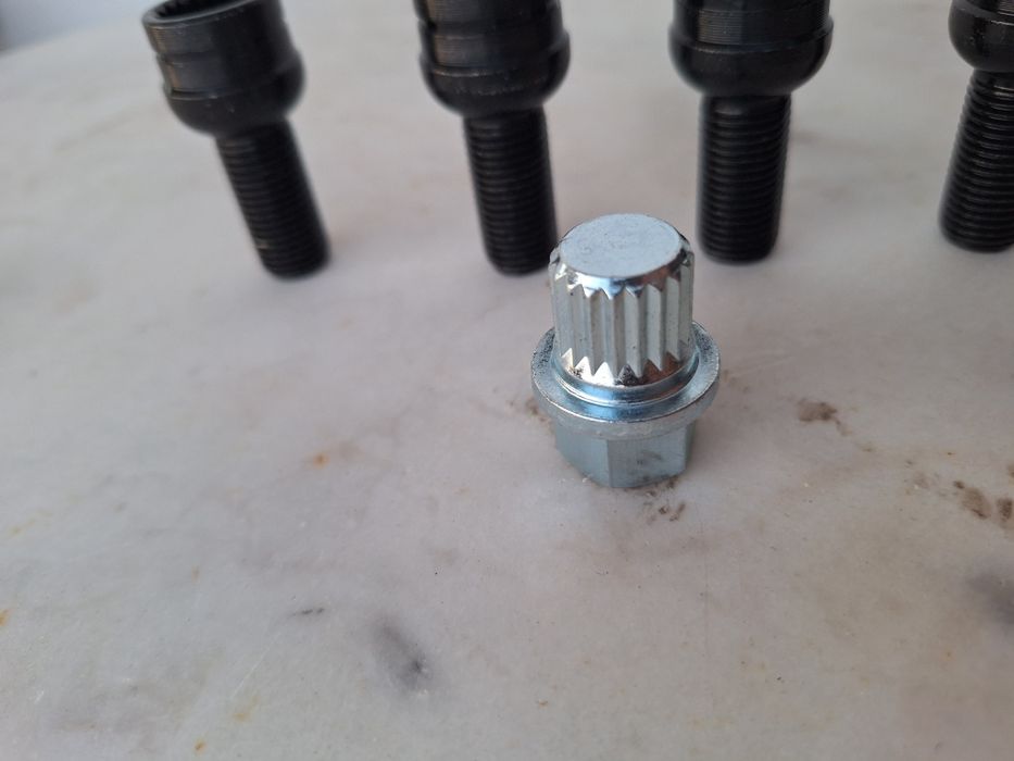 Parafuso para roda de carro