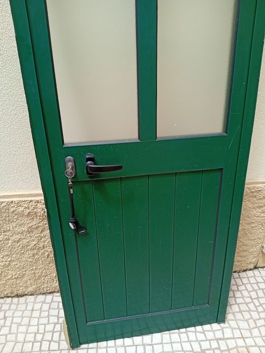 Porta em alumínios verde usada
