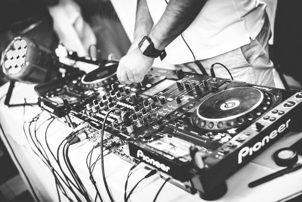Aluguer equipamento dj som iluminação audiovisuais eventos festas