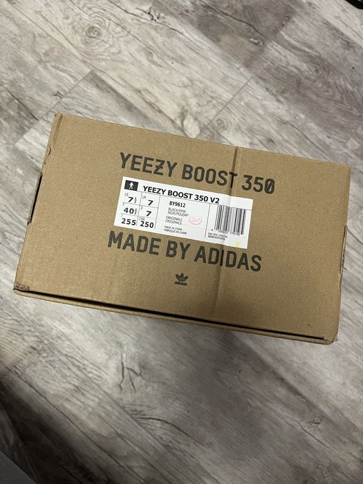 YEEZY BOOST 350 V2 Core Black Red