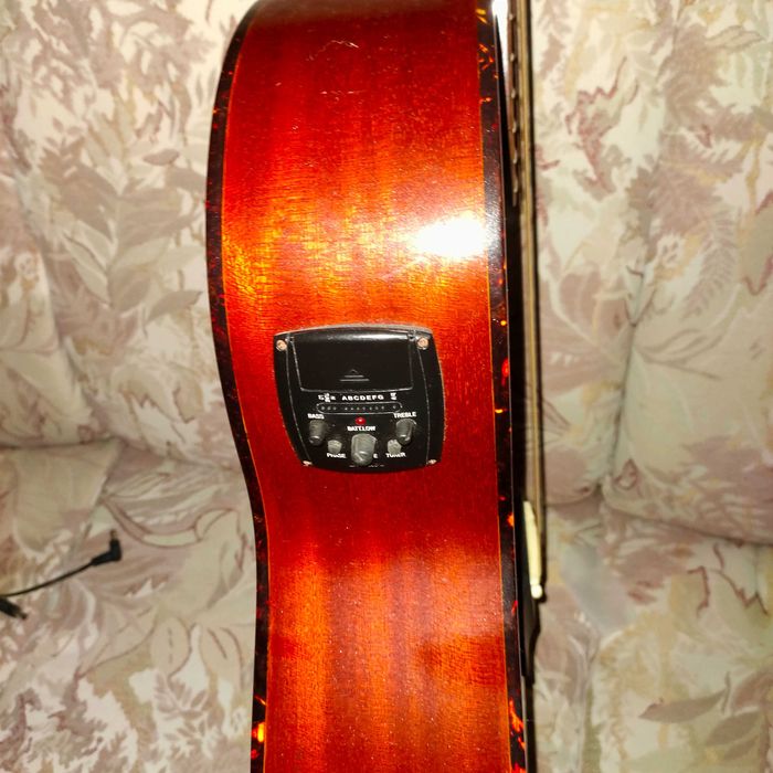 Guitarra Epiphone semi-acustica ft 30 caballero.